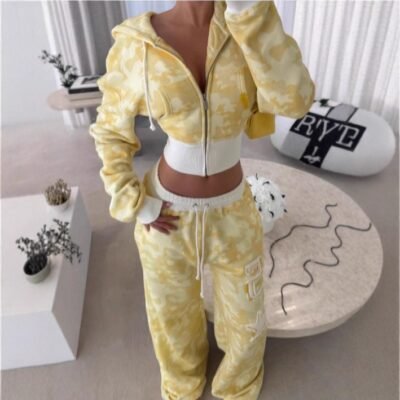 Conjunto de sudadera y pantalones