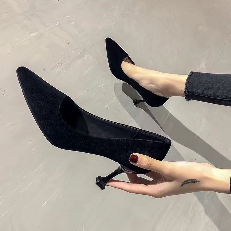 Tacón Stiletto Negro de Punta Fina con Tacón Esculpido