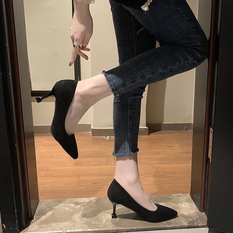 Tacón Stiletto Negro de Punta Fina con Tacón Esculpido - Imagen 4