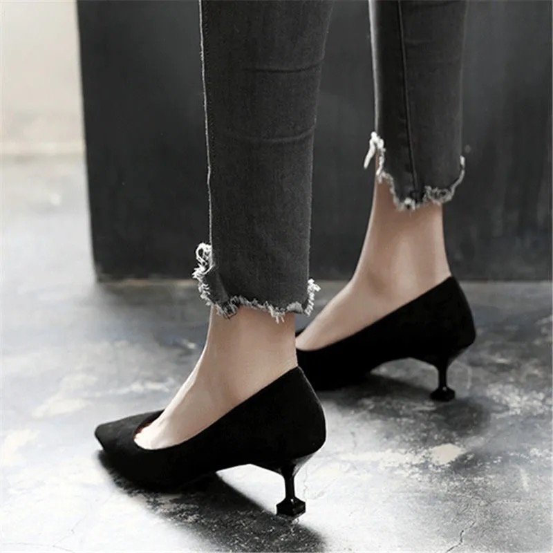 Tacón Stiletto Negro de Punta Fina con Tacón Esculpido - Imagen 5