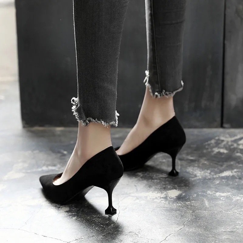 Tacón Stiletto Negro de Punta Fina con Tacón Esculpido - Imagen 6