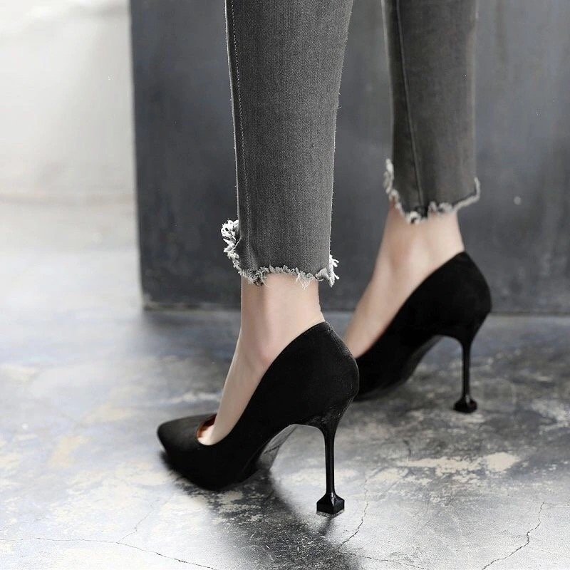 Tacón Stiletto Negro de Punta Fina con Tacón Esculpido - Imagen 7