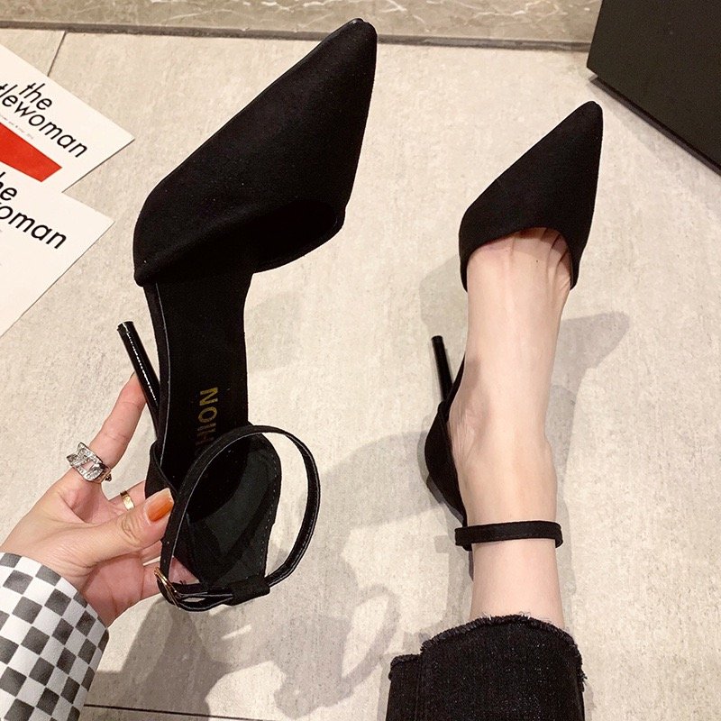Stiletto destalonado con pulsera al tobillo